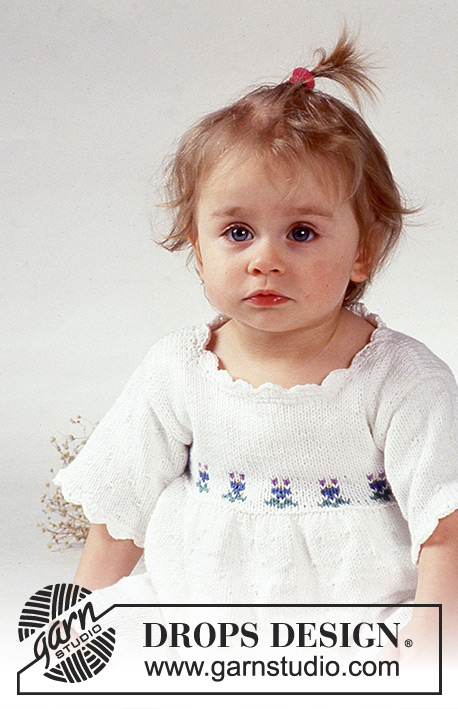 Little Lily / DROPS Baby 1-6 - Strikket kjole til baby i DROPS Safran. Arbeidet strikkes med kort erm og blomstermotiv. Kant hekles. Størrelse 3 mnd - 2 år.
