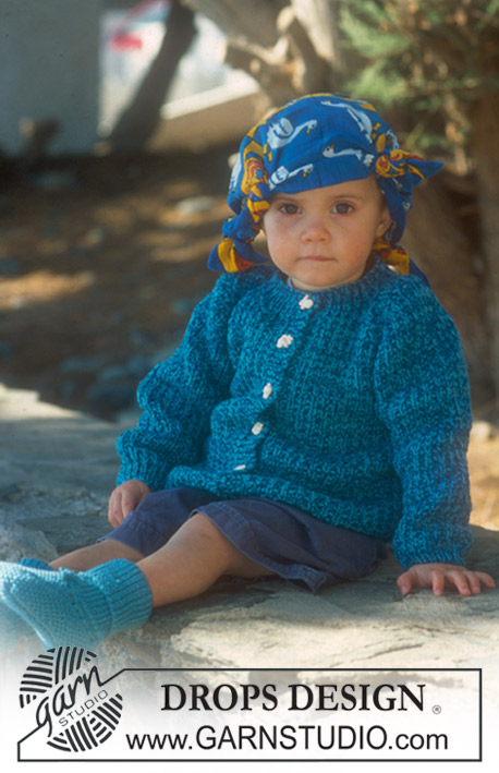 DROPS Baby 10-18 - Sweter przez głowę, rozpinany sweter i kapcie na drutach, z włóczki DROPS Alpaca