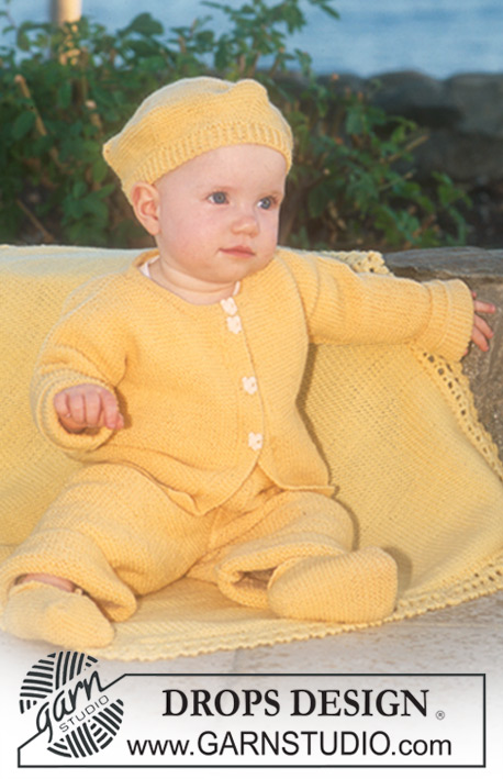 Rayon de Soleil / DROPS Baby 10-3 - Vauvan neulottu setti DROPS BabyMerino -langasta. Settiin kuuluu: Jakku, housut, sukat ja myssy. Neulottu peitto DROPS Karisma-langasta. Työssä on ainaoikeinneuletta. Koot 1 kk - 2 v. Teema: Vauvanpeitto