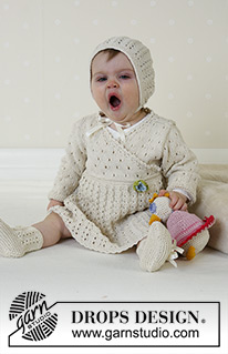 Sunday Stroll / DROPS Baby 13-17 - The DROPS set comprises: Dress, bonnet, socks and duck. 