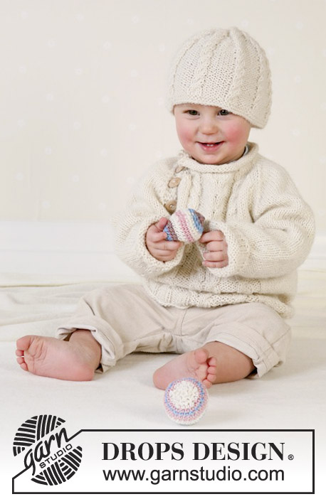 Toby / DROPS Baby 13-7 - DROPS Setje bestaande uit: Vestje met kabeltjes en raglanmouwen, muts, bal en rammelaar. Maat 1/3 maanden - 3/4 jaar.