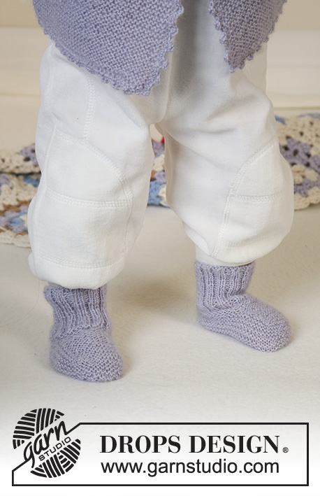 Little Fiona / DROPS Baby 14-6 - Kabátek s bezešvými rukávy a ponožky pletené vroubkovým vzorem z příze DROPS Alpaca. Velikosti pro miminka i děti, od 1 měsíce do 4 let. 