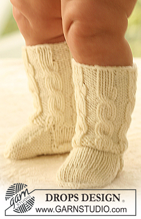 Matheo Socks / DROPS Baby 17-10 - Strikkede sokker med fletter til baby og barn i DROPS Merino Extra Fine