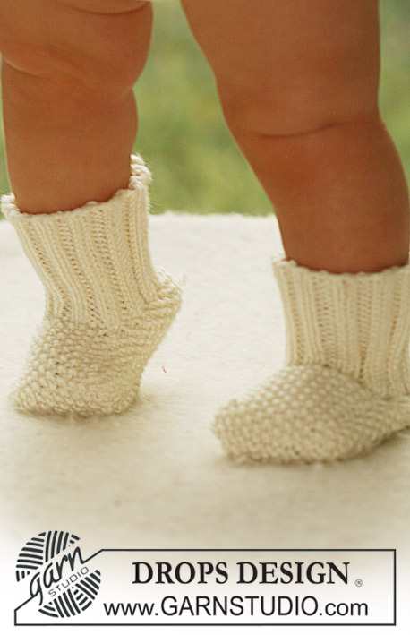Miss Mossy Socks / DROPS Baby 18-28 - Strikkede sokker i perlestrik til baby og børn i DROPS Merino Extra Fine. 
