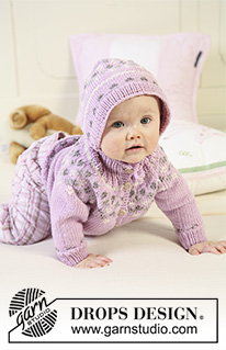Strawberry Cheeks / DROPS Baby 19-1 - Settet består av:
Strikket DROPS jakke med rundfelling og høy hals, kyse og sokker med mønster i ”Merino Extra Fine”.