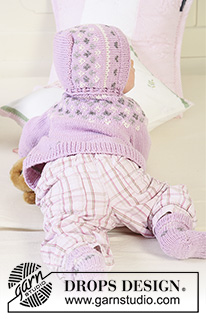 Strawberry Cheeks / DROPS Baby 19-1 - Settet består av:
Strikket DROPS jakke med rundfelling og høy hals, kyse og sokker med mønster i ”Merino Extra Fine”.