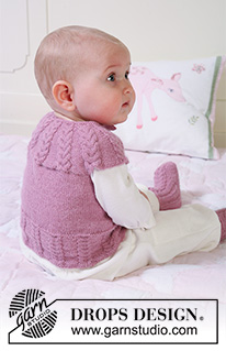 Sweet Greta / DROPS Baby 19-18 - Settet består av: 
Strikket DROPS vest med rundfelling og flettemønster og sokker i  ”Alpaca”.
