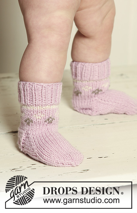 Strawberry Cheeks' Socks / DROPS Baby 19-30 - Calcetas de punto con patrón de jacquard nórdico para bebé y niños en DROPS Merino Extra Fine