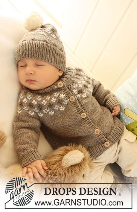 First Snow Hat / DROPS Baby 19-33 - Settet består av:
Strikket DROPS jakke med rundfelling og høy hals, lue og sokker med mønster i ”Merino Extra Fine”.