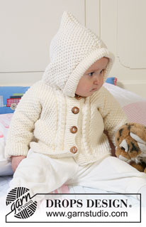 Little Pixie / DROPS Baby 19-5 - Veste tricotée pour bébé et enfant, avec capuche, tricotée en 1 seule pièce, en point de riz, point texturé et torsades en DROPS Merino Extra Fine.