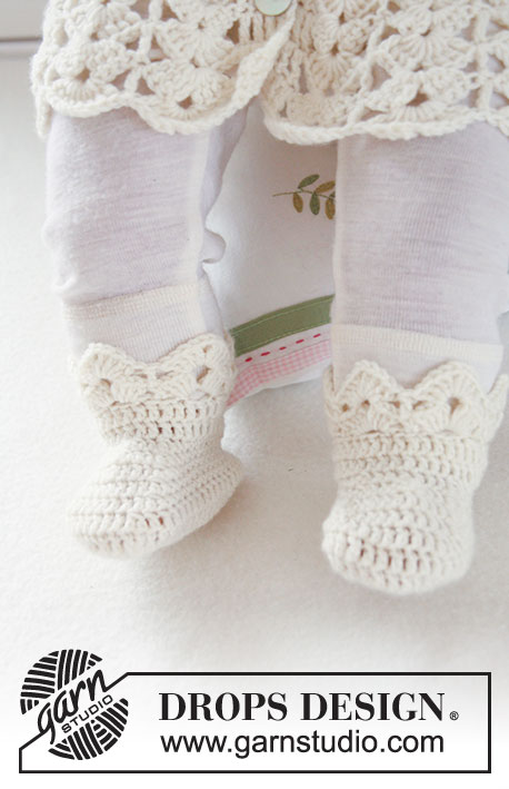Sweet Buttercup Socks / DROPS Baby 19-9 - Botinhas em croché em ponto de leques em DROPS BabyMerino para bebés e crianças
