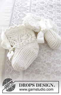 My Fairy Booties / DROPS Baby 29-2 - Knitted baby socks with lace pattern for Christening or special occasions in DROPS Cotton Merino. Sizes 15 -23.