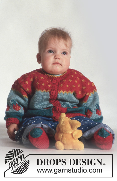 Strawberry Top / DROPS Baby 3-13 - Gilet tricoté avec jacquard fraise et chaussettes assorties pour bébé et enfant, du 3 mois au 3 ans, en DROPS Alpaca.