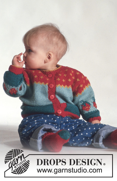 Strawberry Top / DROPS Baby 3-13 - Rozpinany sweter dziecięcy z żakardem w truskawki i dopasowane skarpetki, od 3 miesięcy do 3 lat, z włóczki DROPS Alpaca.