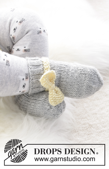 Little Miss Ribbons Socks / DROPS Baby 31-12 - Calcetines de tubo para bebé tejidos con punto de arroz y lazo. Números 1 mes – 4 años. Las piezas están tejidas en DROPS BabyMerino.