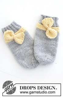 Little Miss Ribbons Socks / DROPS Baby 31-12 - Knitted baby tube socks with moss stitch and bow. Sizes 1 month - 4 years. The piece is worked in DROPS BabyMerino.