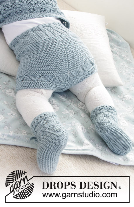 Odeta Pants / DROPS Baby 31-4 - Conjunto que consiste de: Pantalón corto de punto para bebé y patucos con patrón de calados y punto musgo. Tallas prematuro – 4 años. El conjunto está tejido en DROPS BabyMerino.