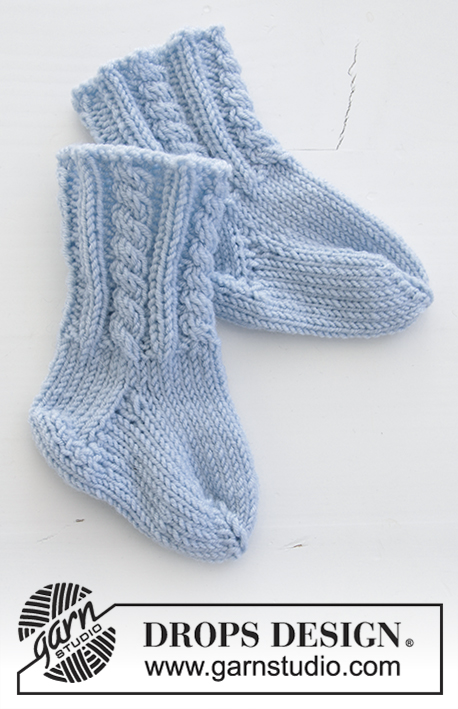 Celestina Socks / DROPS Baby 31-8 - Strikkede sokker med fletter til baby. Str prematur - 3/4 år. Arbeidet er strikket i DROPS BabyMerino