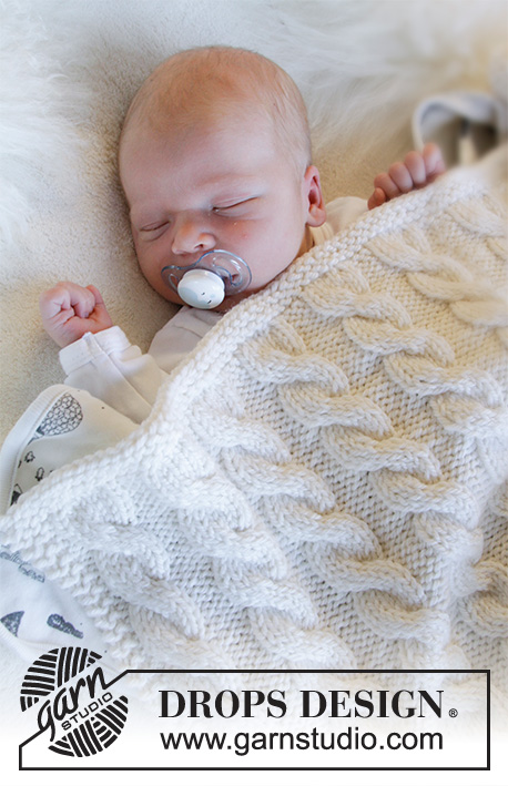 Dream of Cables / DROPS Baby 33-33 - Couverture bébé tricotée avec torsades en DROPS Big Merino.