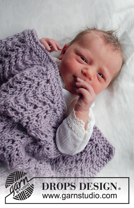 Lilac Warm / DROPS Baby 33-40 - Manta a punto para bebé con el patrón de calados en DROPS Big Merino. Tema: Manta para bebé