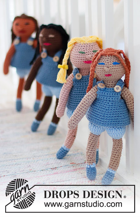 Spice Friends / DROPS Baby & Children 38-17 - Bonecas em croché em DROPS Paris. Stina, Tina, Minna e Linna, com tranças nos cabelos e vestido.
Tema: Brinquedos.