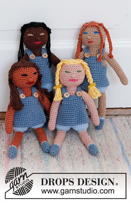 Spice Friends / DROPS Baby & Children 38-17 - Bonecas em croché em DROPS Paris. Stina, Tina, Minna e Linna, com tranças nos cabelos e vestido.
Tema: Brinquedos.