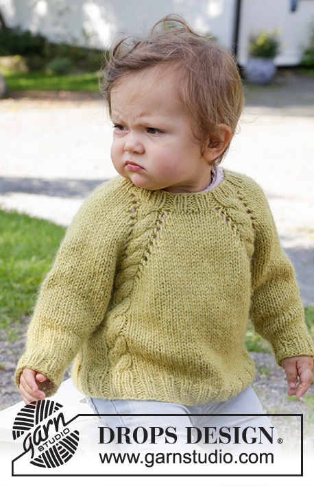 Baby Leaf Sweater / DROPS Baby & Children 38-9 - Pull tricoté de haut en bas pour bébé et enfant en DROPS Alaska, avec emmanchures raglan et torsades. Du 6 mois au 8 ans