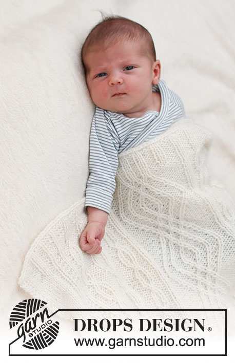Whisper of White / DROPS Baby & Children 39-2 - Couverture tricotée pour bébé en DROPS Alpaca et DROPS Kid-Silk, avec torsades.