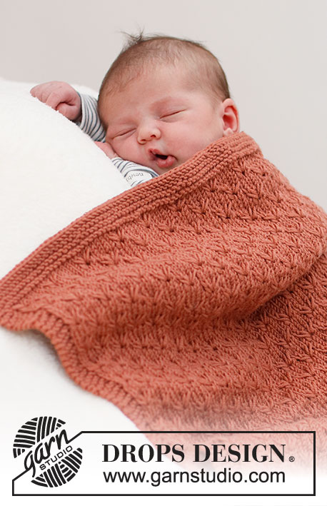Terracotta Dreams / DROPS Baby & Children 39-6 - Gebreide deken voor baby in DROPS Merino Extra Fine. Het werk wordt heen en weer gebreid, met structuurpatroon en ribbelsteek.