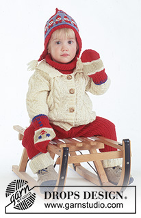 Santa's Slide / DROPS Baby 4-20 - Strikket sett med jakke, bukse, hals, lue, votter og sokkeri DROPS Karisma. Arbeidet strikkes med fletter og flerfarget mønster med nisser. Størrelse 3 mnd - 4 år. Tema: Jul.