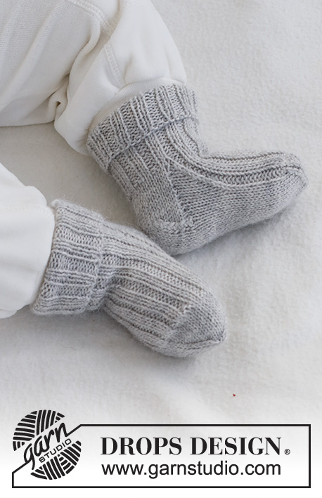 Little Pearl Socks / DROPS Baby 42-10 - Strikkede sokker til baby og barn i DROPS BabyMerino. Arbeidet strikkes i vrangbord. Størrelse 0 - 4 år.