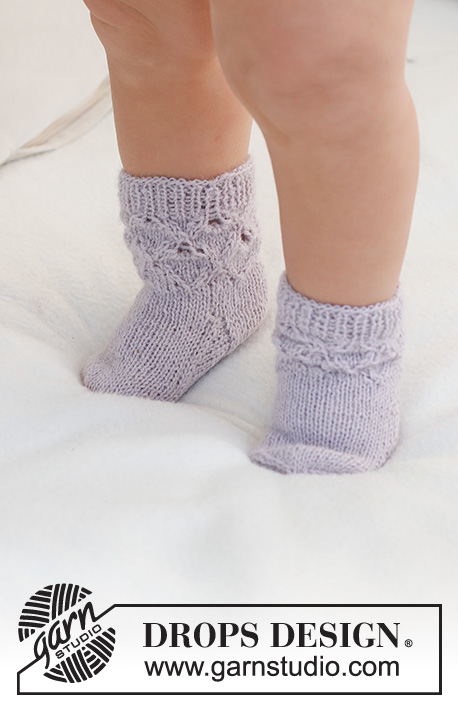 Bellflower Socks / DROPS Baby 43-12 - Stickade sockor till baby i DROPS Alpaca. Arbetet stickas med hålmönster och resår. Storlek 1 månad – 2 år.
