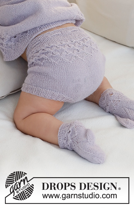 Bellflower Shorts / DROPS Baby 43-13 - Stickade shorts till baby i DROPS Alpaca. Arbetet stickas uppifrån och ner med hålmönster och resår. Storlek 1 månad – 2 år.
