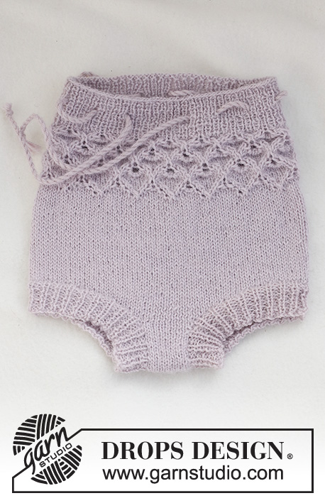 Bellflower Shorts / DROPS Baby 43-13 - Stickade shorts till baby i DROPS Alpaca. Arbetet stickas uppifrån och ner med hålmönster och resår. Storlek 1 månad – 2 år.