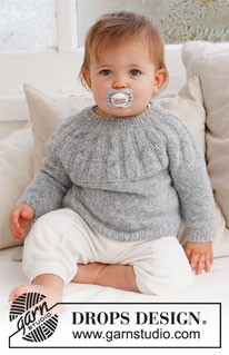 Sweet Gleam / DROPS Baby 43-5 - Pull tricoté de haut en bas pour bébé, avec empiècement arrondi et empiècement en côtes, en DROPS Sky. De la taille préma au 2 ans.