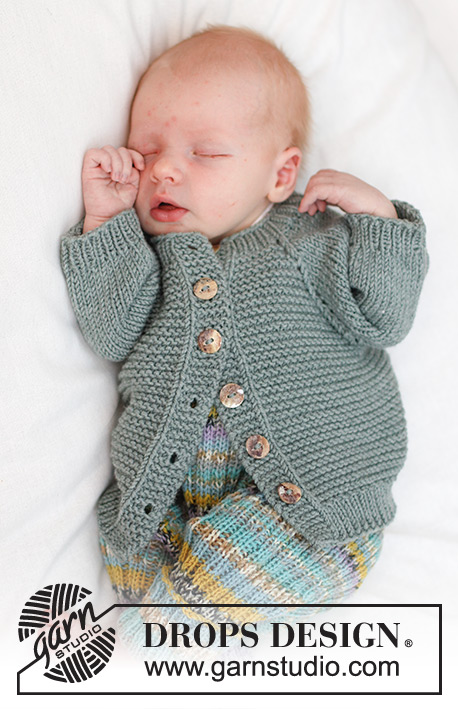 Dream Plan Cardigan / DROPS Baby 45-1 - Gilet tricoté de haut en bas pour bébé, avec emmanchures raglan, point mousse et jersey, en DROPS Merino Extra Fine. Du 0 - 4 ans.