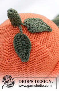 Sweet Tangerine Hat / DROPS Baby 45-11 - Hekluð appelsínu / mandarínu húfa fyrir börn úr DROPS BabyMernio. Stykkið er heklað ofan frá og niður með stilk og blöðum. Stærð 0 - 4 ára.