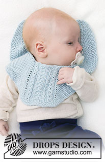 Cables and Cuddles Bib / DROPS Baby 45-16 - Bavoir tricoté pour bébé en DROPS Safran. Se tricote en allers et retours, de haut en bas au point mousse, avec torsades. Du 0 au 4 ans