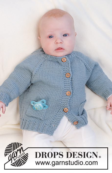 Blue Song / DROPS Baby 45-21 - Dětský a baby raglánový propínací svetr s kapsami pletený shora dolů z příze DROPS Merino Extra Fine. Velikost 0 až 2 roky.