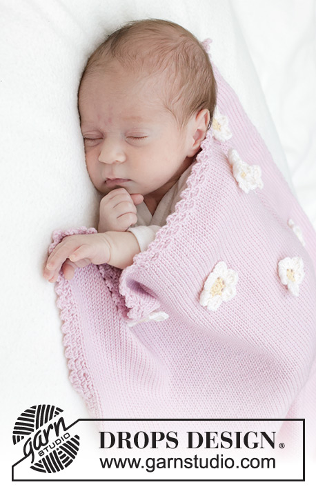 Little Daisy Blanket / DROPS Baby 46-1 - Strikket tæppe til baby i DROPS BabyMerino. Arbejdet strikkes i glatstrik med hæklet kant og hæklede blomster.