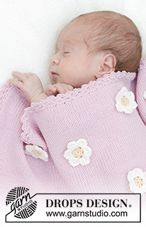Little Daisy Blanket / DROPS Baby 46-1 - Gestrickte Decke für Babys in DROPS BabyMerino. Die Arbeit wird glatt rechts mit gehäkeltem Rand und gehäkelten Blumen gestrickt.