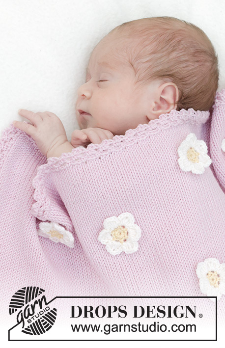 Little Daisy Blanket / DROPS Baby 46-1 - Vauvan neulottu peitto DROPS BabyMerino -langasta. Työssä on sileää neuletta, virkattu reunus ja virkattuja kukkia.