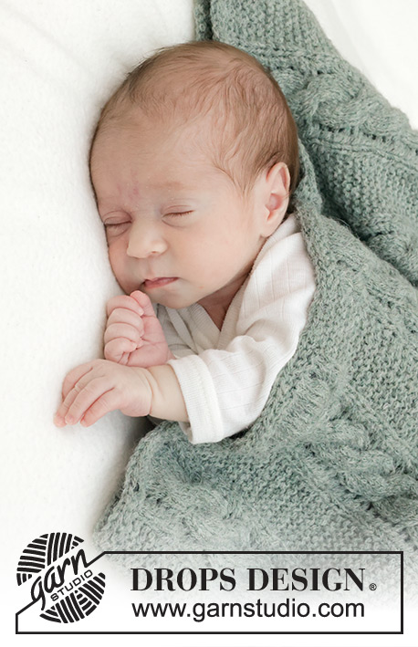 Soft Dream Blanket / DROPS Baby 46-11 - Stickad babyfilt i DROPS Sky. Arbetet stickas fram och tillbaka med flätor och rätstickning.
