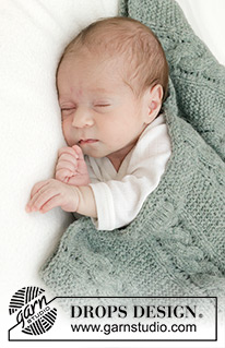 Soft Dream Blanket / DROPS Baby 46-11 - Stickad babyfilt i DROPS Sky. Arbetet stickas fram och tillbaka med flätor och rätstickning.