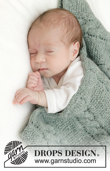 Soft Dream Blanket / DROPS Baby 46-11 - Deka pro miminka s copánkovým a vroubkovým vzorem pletená z příze DROPS Sky.