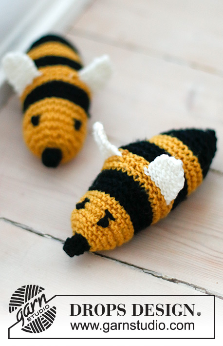 Bee Buddies / DROPS Baby 46-19 - Jouet abeille tricotée pour bébé et enfant en DROPS Merino Extra Fine. Se tricote en allers et retours au point mousse. Thème: Jouets