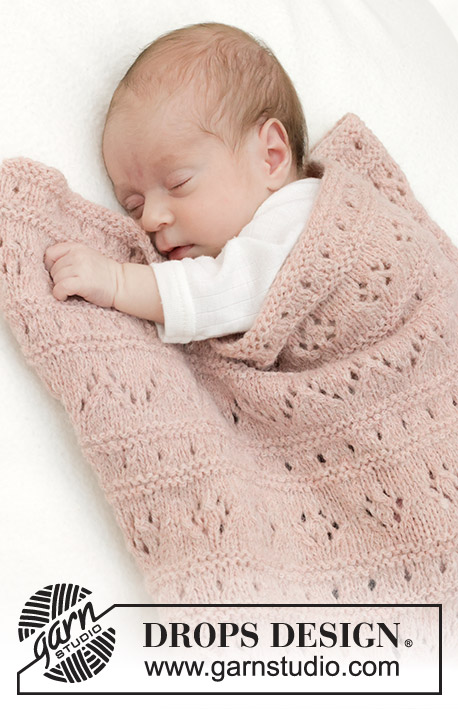 Pink Sea Blanket / DROPS Baby 46-9 - Gestrickte Decke für Babys in DROPS Sky. Die Arbeit wird mit Lochmuster und Krausrippen gestrickt.