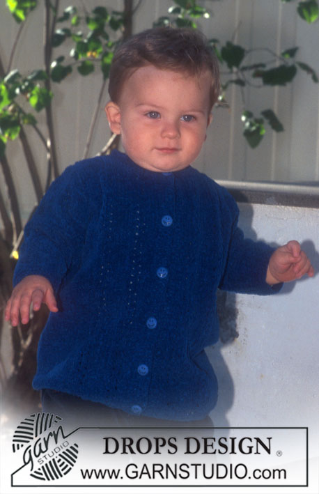 DROPS Baby 6-8 - Strikket jakke til baby og barn i DROPS Tynn Chenille. Arbeidet strikkes med hullmønster og kan strikkes med eller uten ermhullsfelling. Størrelse 0 - 6 år.