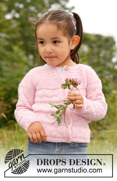 Illy / DROPS Children 22-16 - Strikket jakke i DROPS BabyAlpaca Silk med rundt bærestykke og hulmønster. Til børn str 3 - 12 år