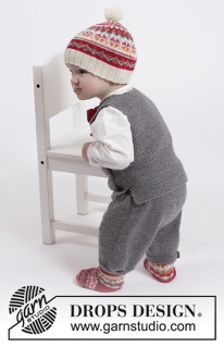 Goofy Gavin / DROPS Children 26-15 - Komplekt: DROPS BabyMerino lõngast ripskoes kootud taskutega ja V-kaelusega vest ning lühikesed püksid, DROPS Fabel lõngast kirjatud mustriga beebi / laste müts ja sokid, ning kikilips suurustele 1 kuune kuni 6 aastane.